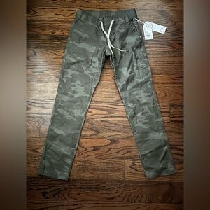 NWT Vuori Womens Rip Stop Camouflage Cargo Pants.  Size Small